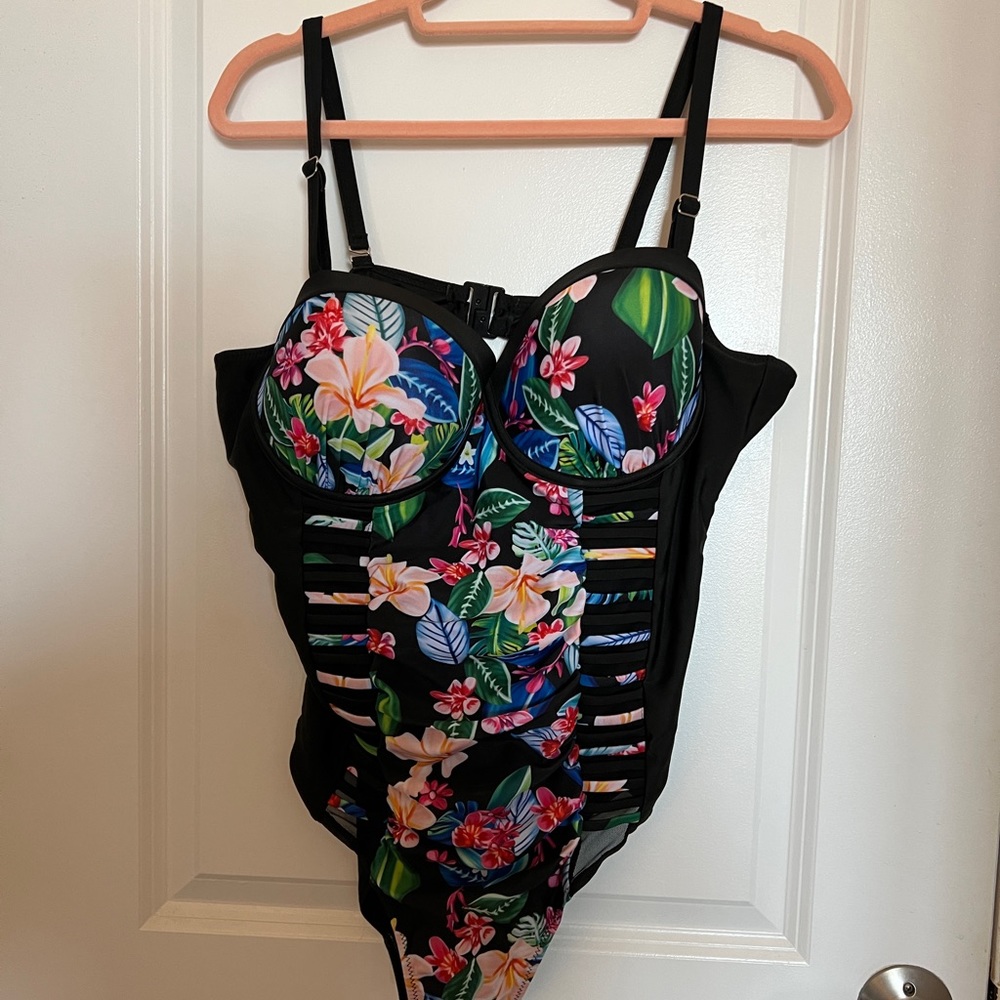 Never worn One piece bathing suit w/padding XXL